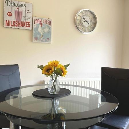 Ashford Holiday Home Smithy Drive Sleeps 5 Free Wifi And Vehicle Parking Kingsnorth Zewnętrze zdjęcie