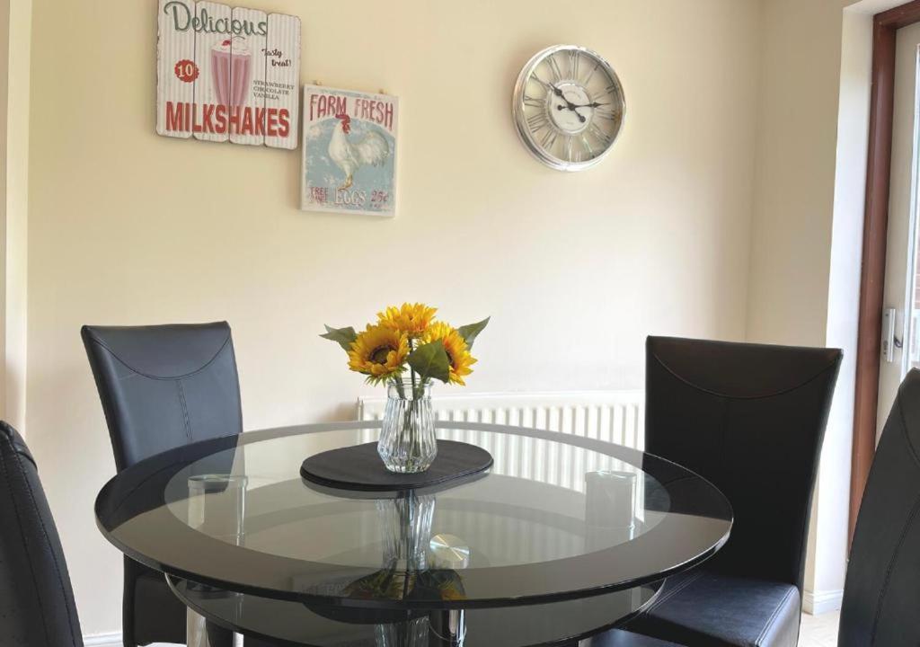 Ashford Holiday Home Smithy Drive Sleeps 5 Free Wifi And Vehicle Parking Kingsnorth Zewnętrze zdjęcie