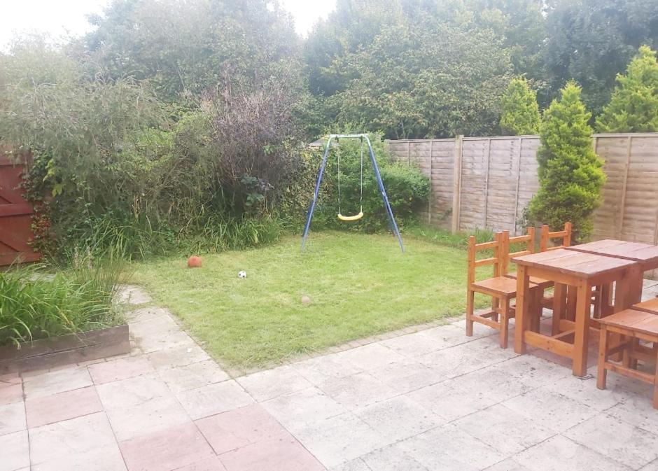 Ashford Holiday Home Smithy Drive Sleeps 5 Free Wifi And Vehicle Parking Kingsnorth Zewnętrze zdjęcie